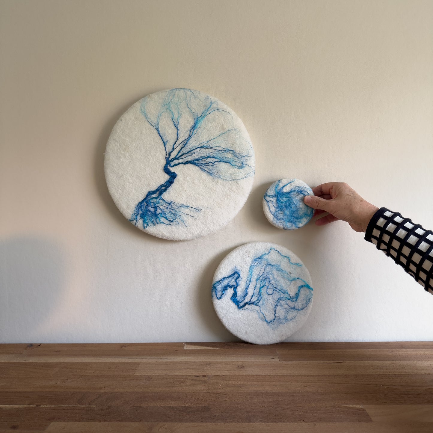 Rond schilderij van wol - Roots Blauw Groot