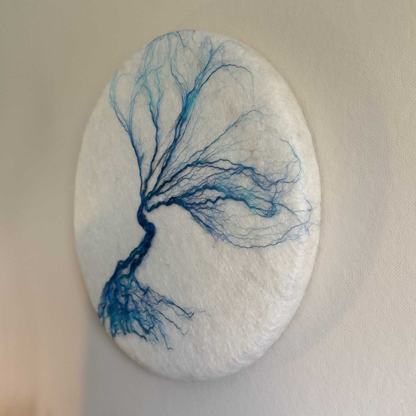 Rond schilderij van wol - Roots Blauw Groot