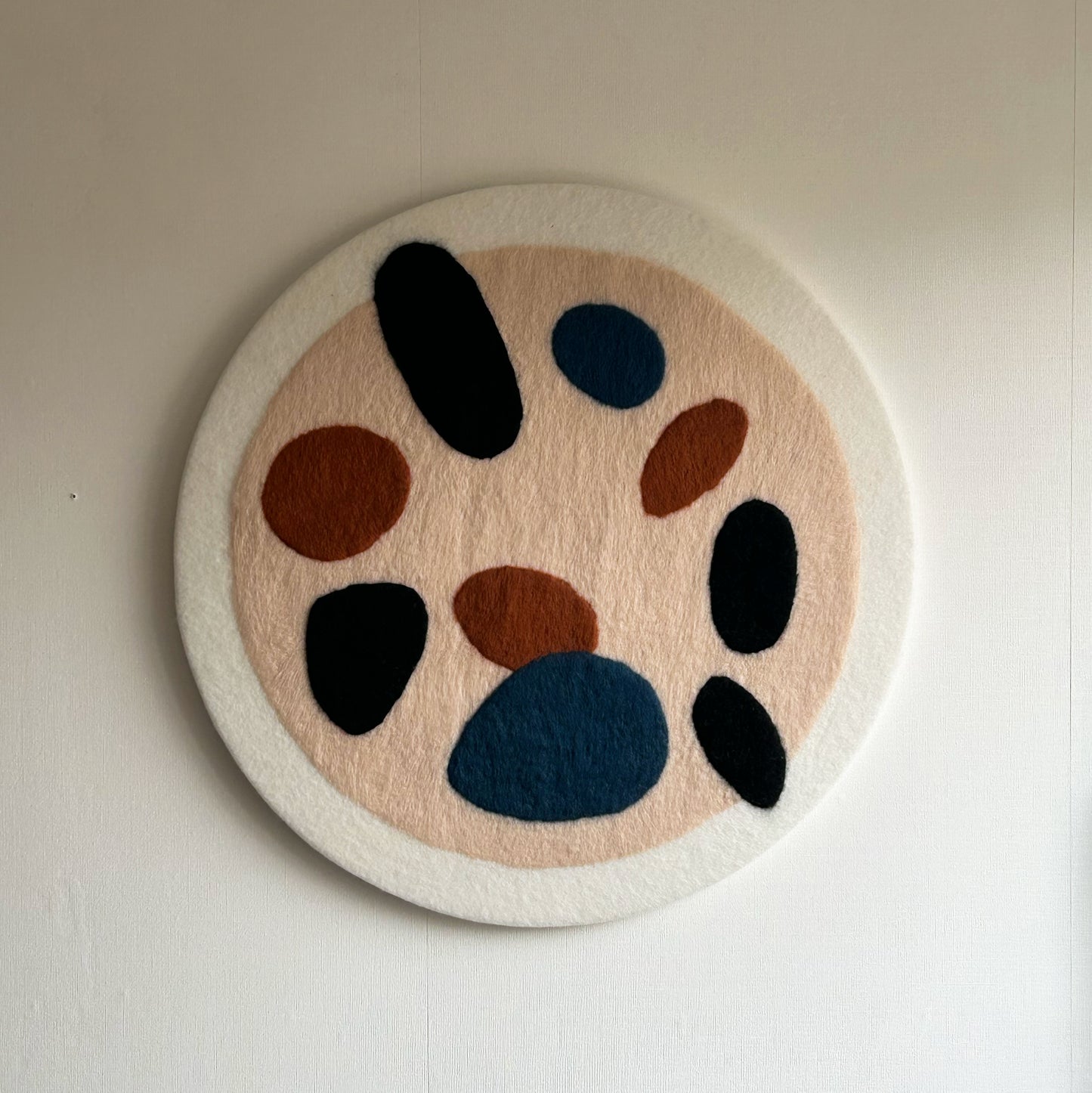 Rond schilderij van wol - Stone