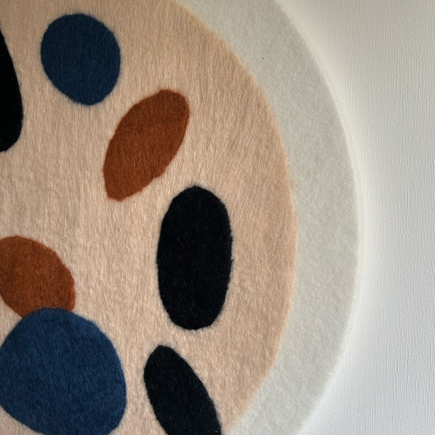 Rond schilderij van wol - Stone