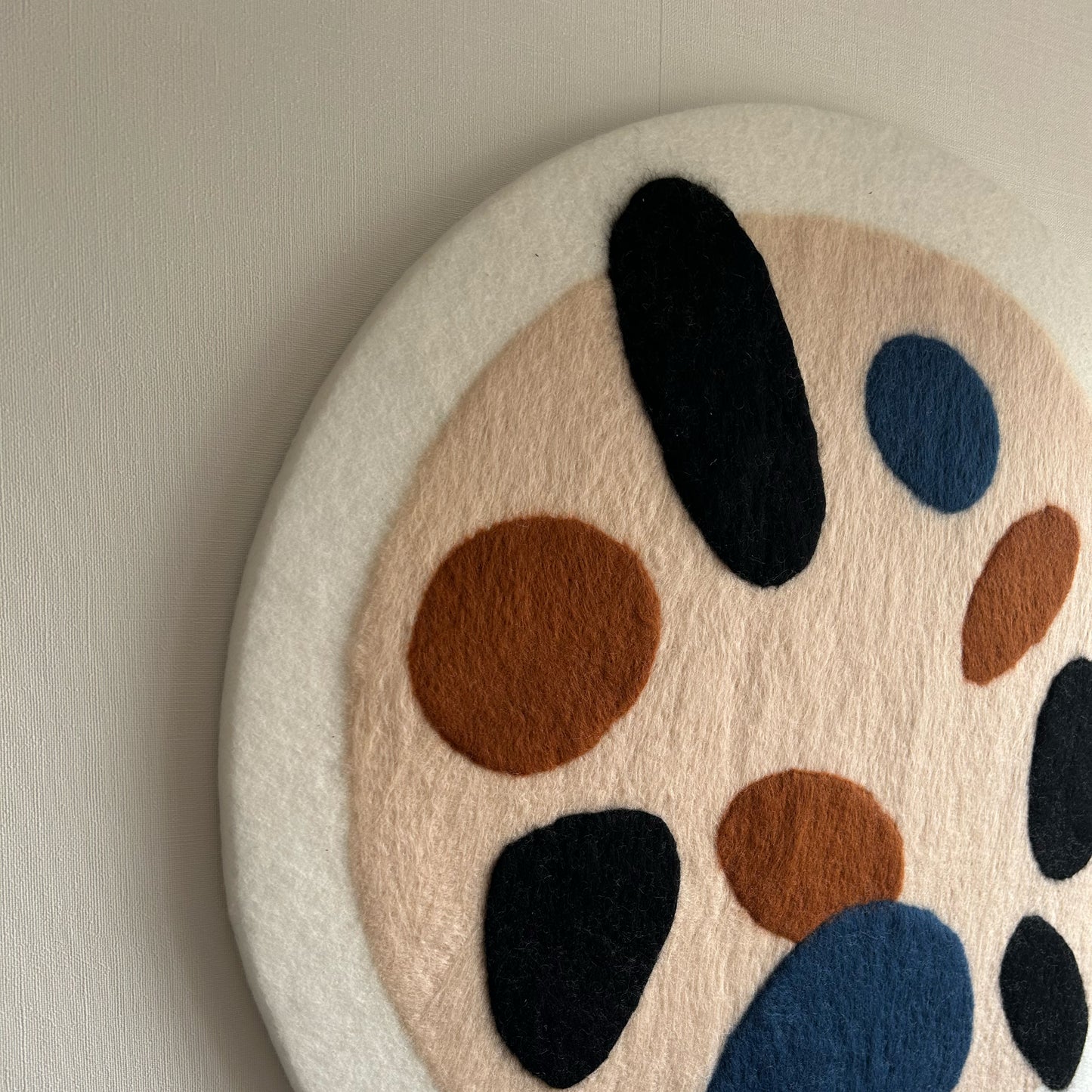 Rond schilderij van wol - Stone