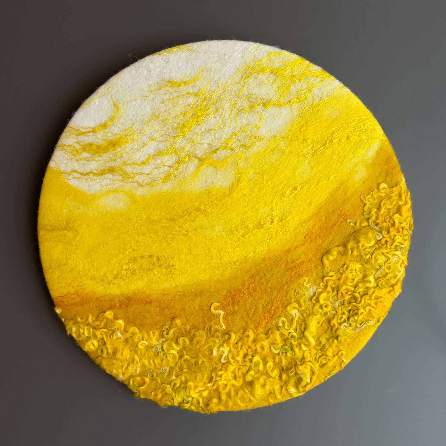 Rond schilderij van wol - Yellow