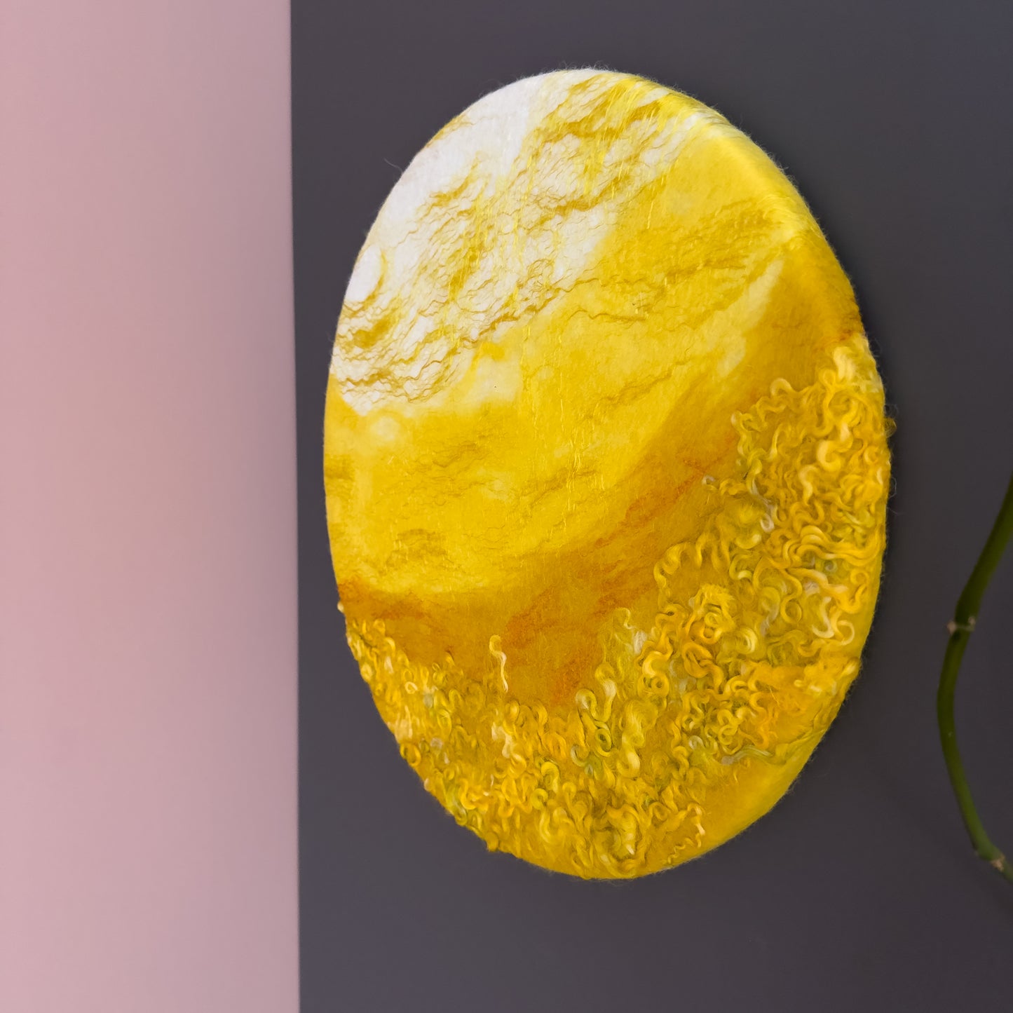 Rond schilderij van wol - Yellow