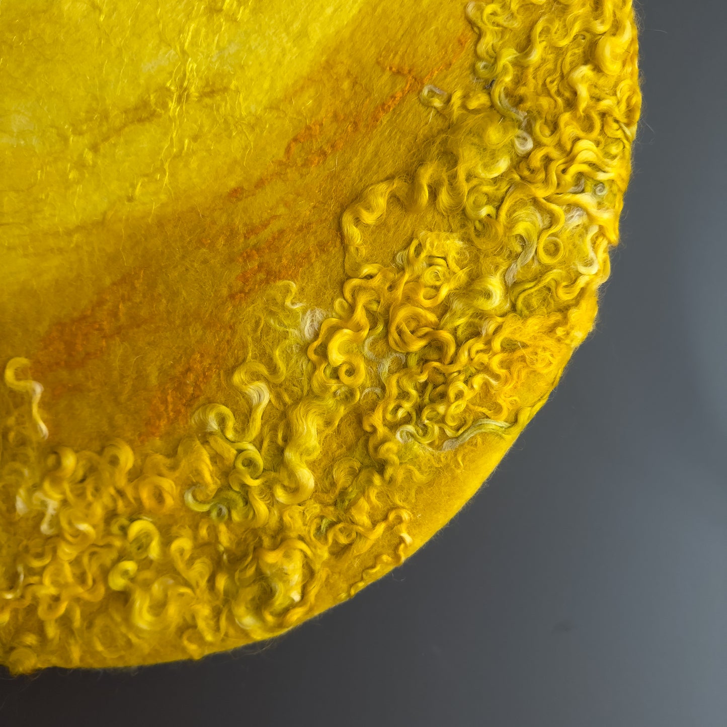 Rond schilderij van wol - Yellow