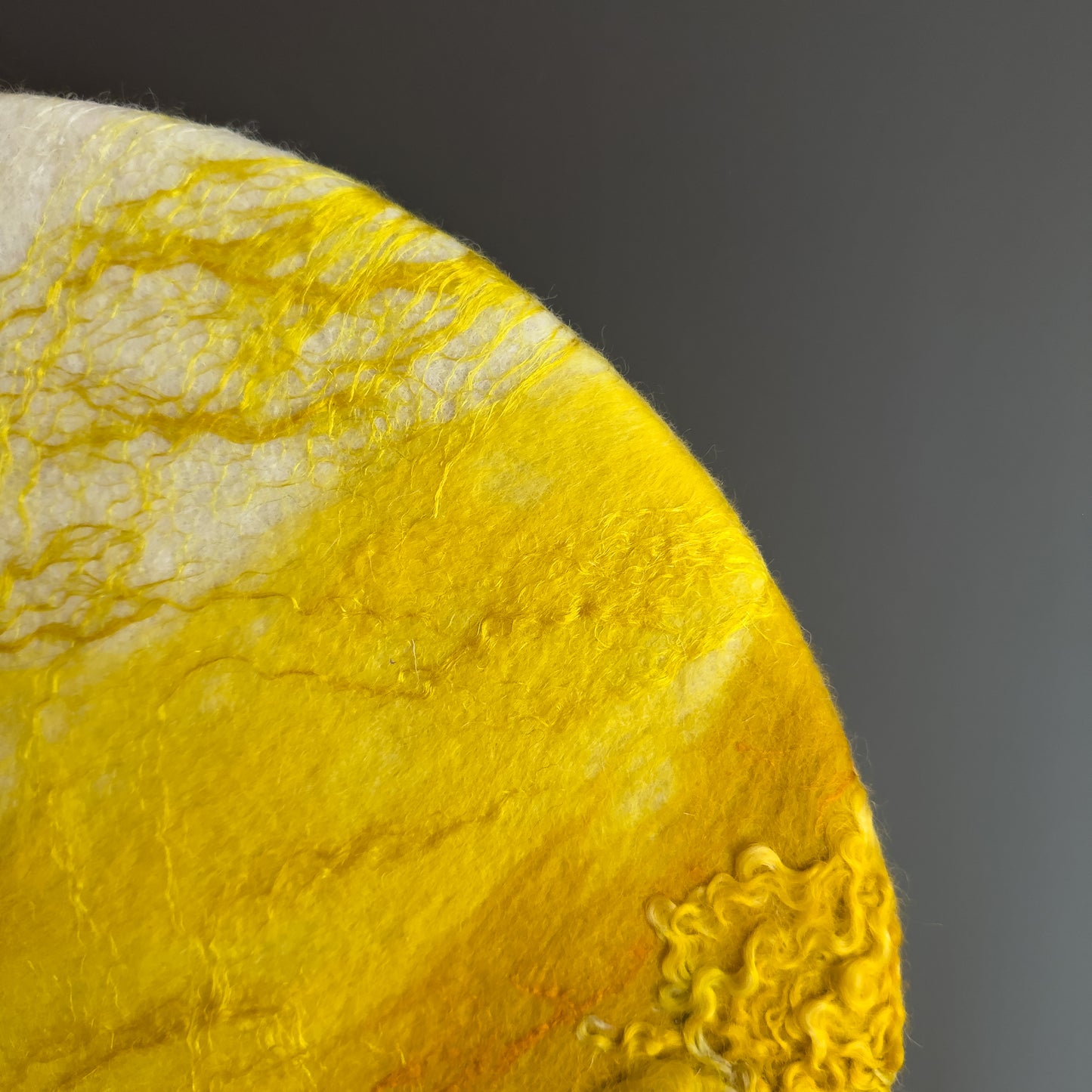 Rond schilderij van wol - Yellow