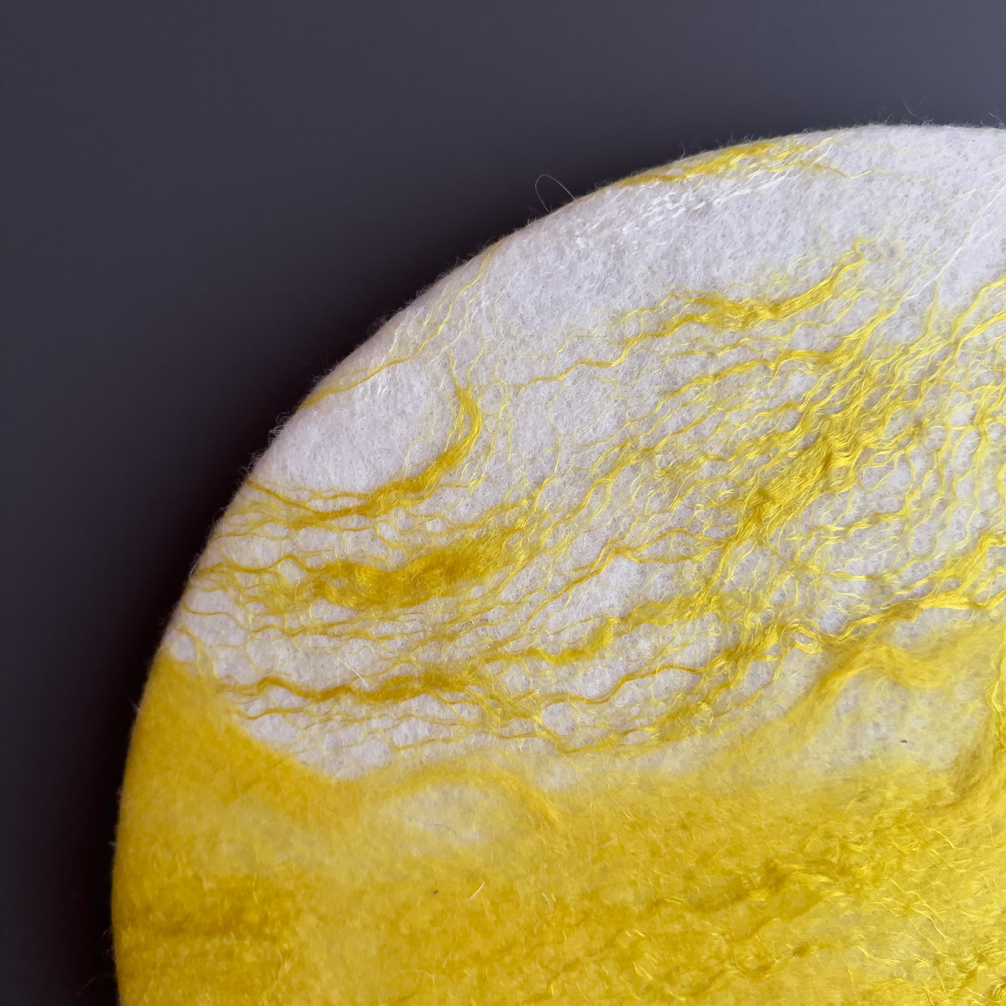 Rond schilderij van wol - Yellow