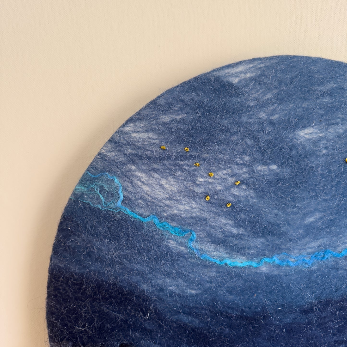 Rond schilderij van wol - Night