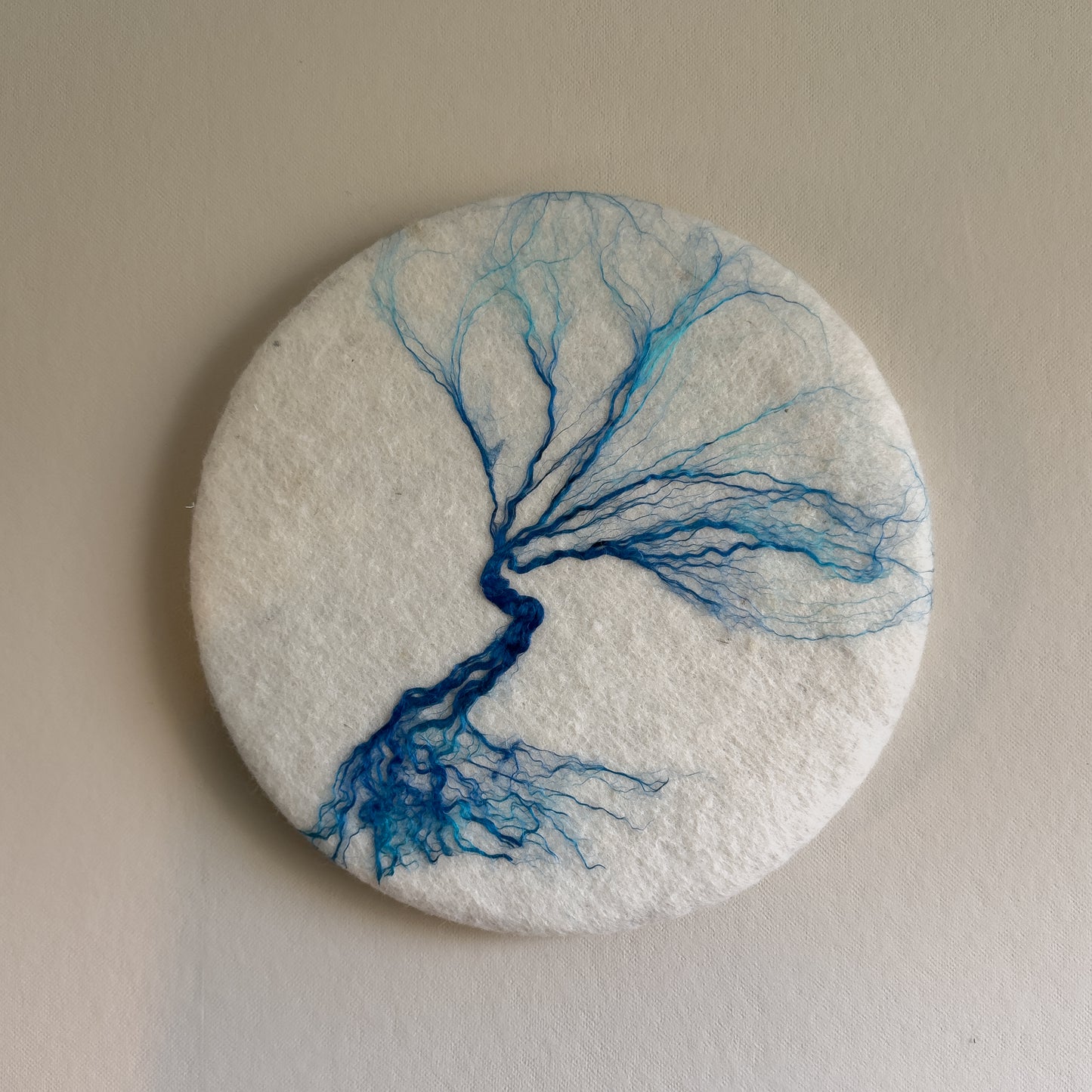 Rond schilderij van wol - Roots Blauw Groot
