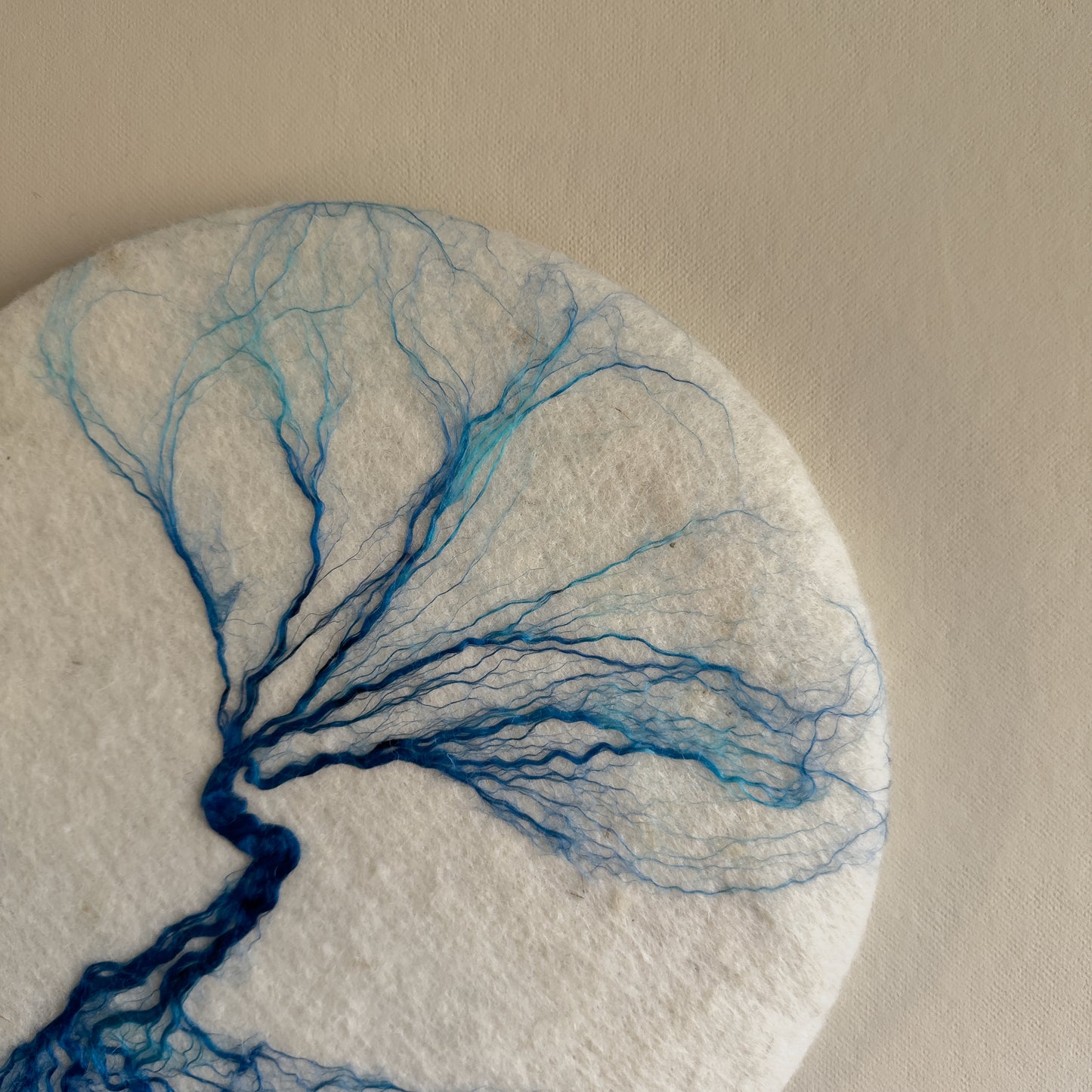 Rond schilderij van wol - Roots Blauw Groot