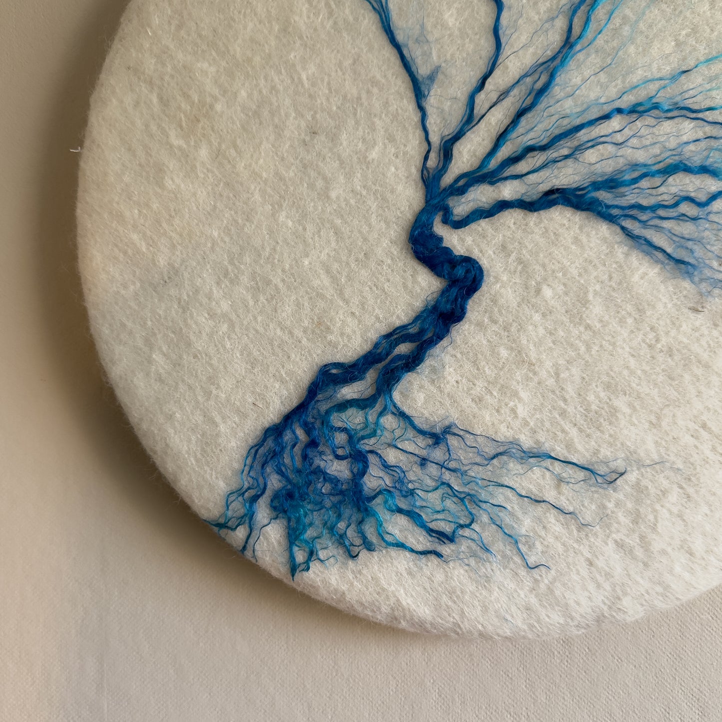 Rond schilderij van wol - Roots Blauw Groot