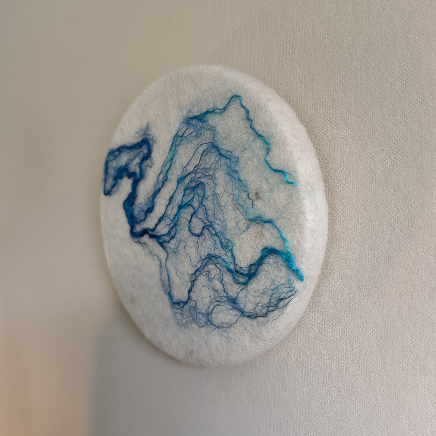 Rond schilderij van wol - Roots Blauw Medium