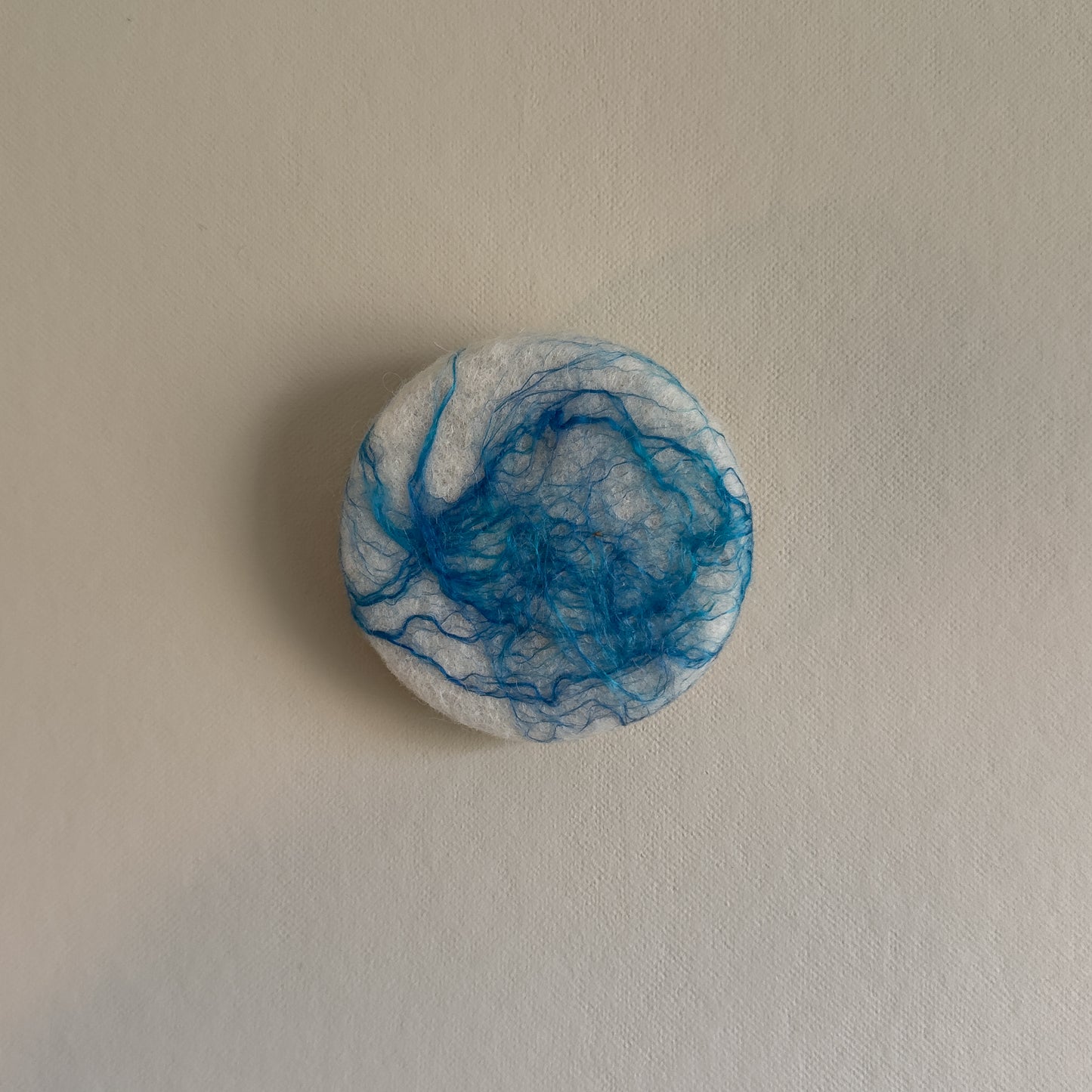 Rond schilderij van wol - Roots Blauw Klein