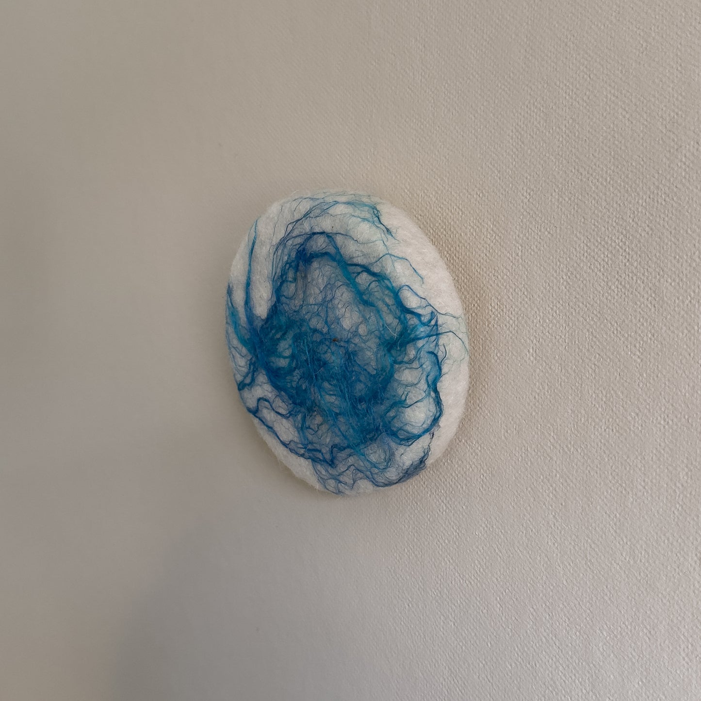 Rond schilderij van wol - Roots Blauw Klein