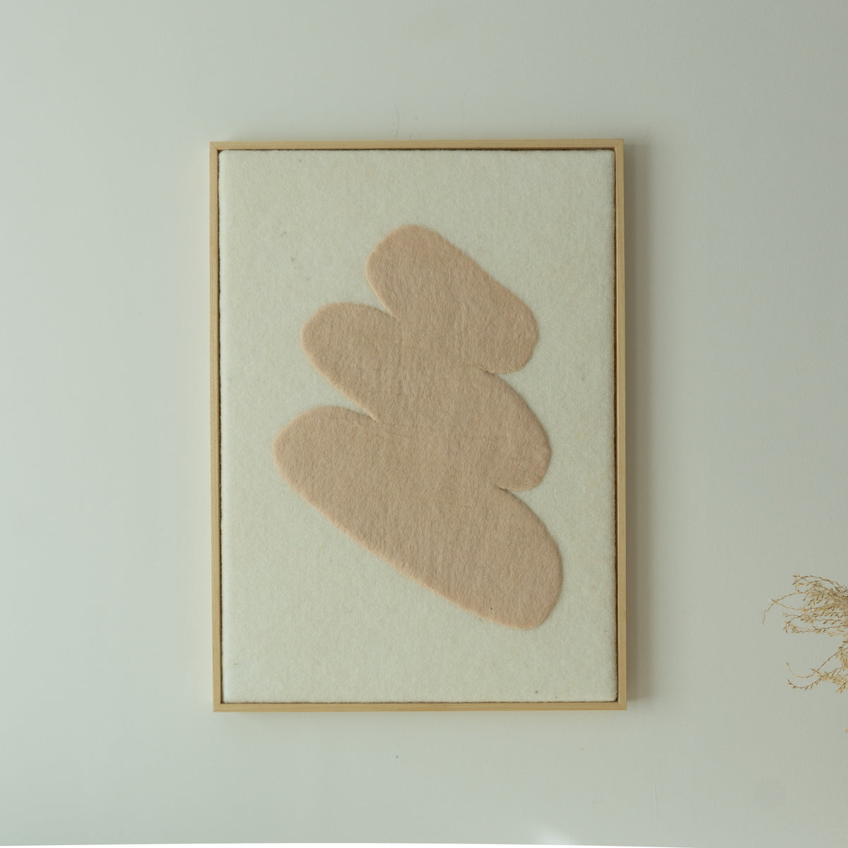 Frontaal aanzicht van het Stone wandkleed in beige en gebroken wit.