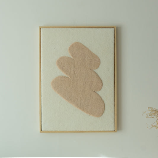 Frontaal aanzicht van het Stone wandkleed in beige en gebroken wit.