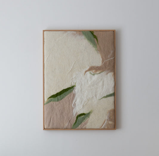 Detail van It’s warm in July 02 met wolvilt en zijde in beige, wit en groen.