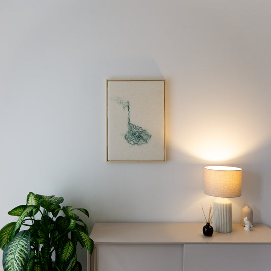 Wollen wandkleed Roots 04 in een rustig interieur met natuurlijke materialen.