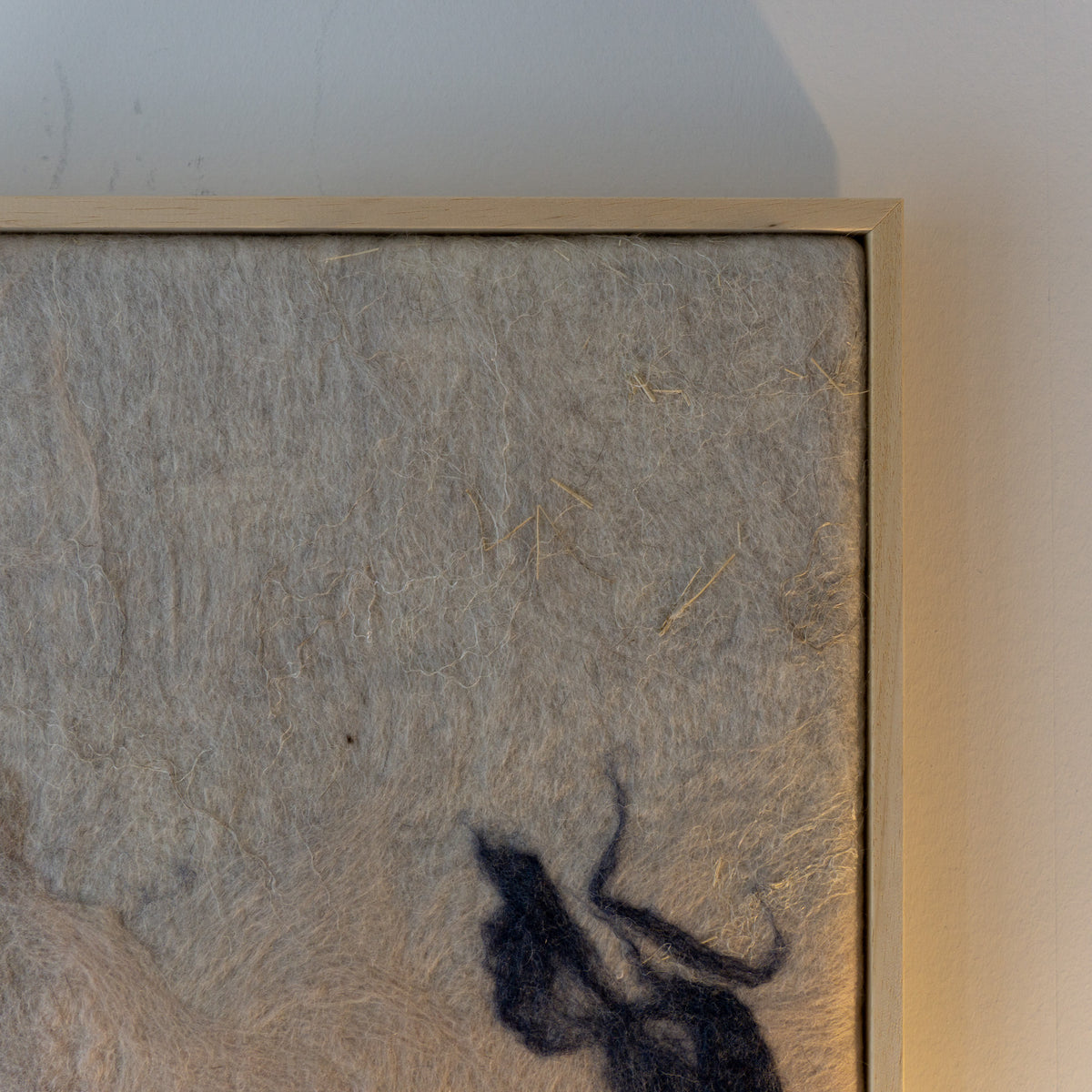 Detail van de lichte naturel ondergrond en donkere vezels van What time leaves behind 01.