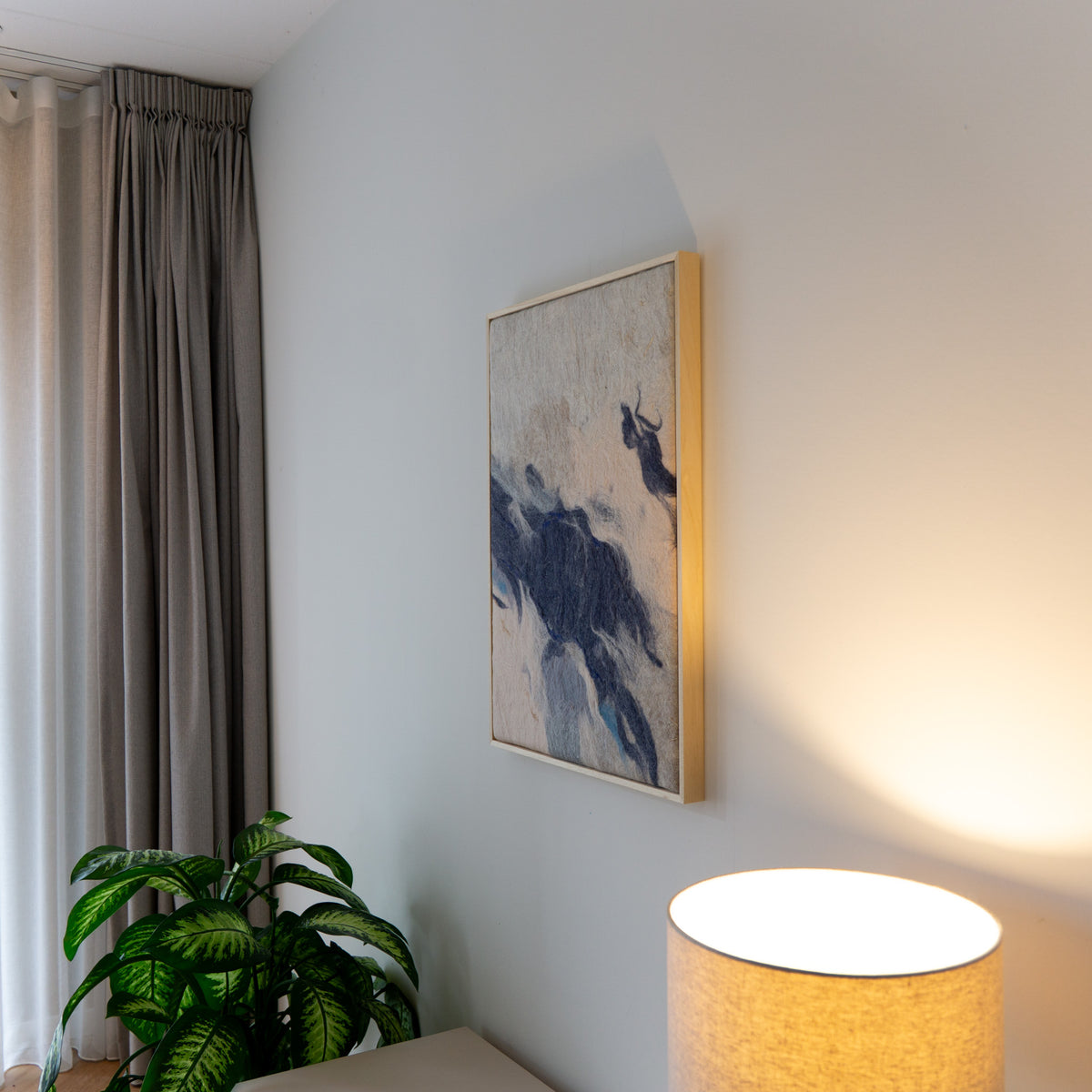 Wandkleed What time leaves behind 01 aan een lichte wand in een rustig interieur.