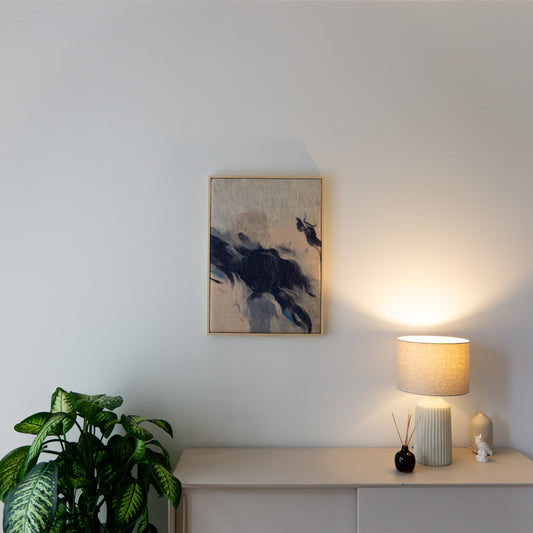 What time leaves behind 01 in een rustig interieur met plant, licht meubel en warme verlichting.