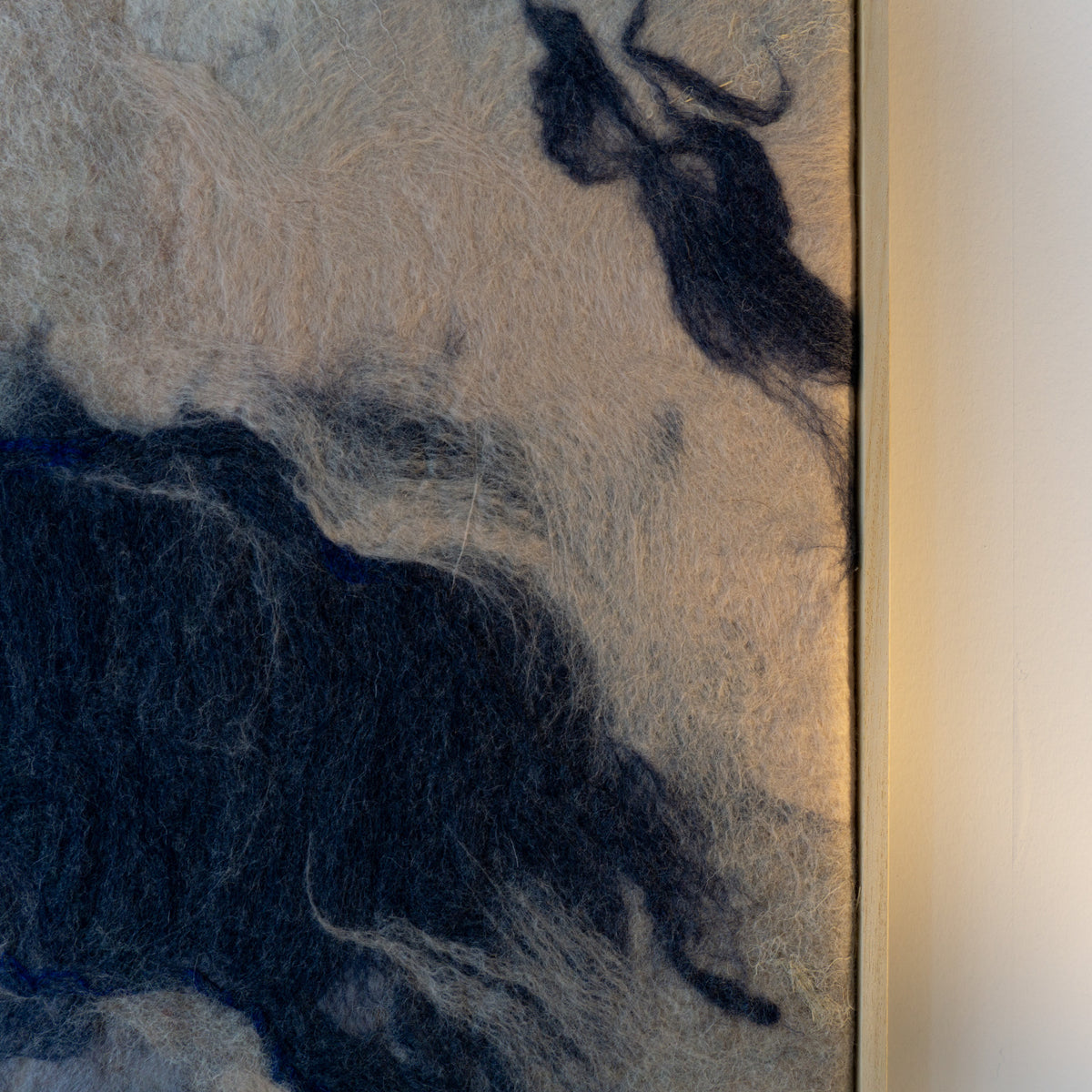 Detail van What time leaves behind 01 met donkerblauw, blauwgrijs en naturel wolvilt en zijde.