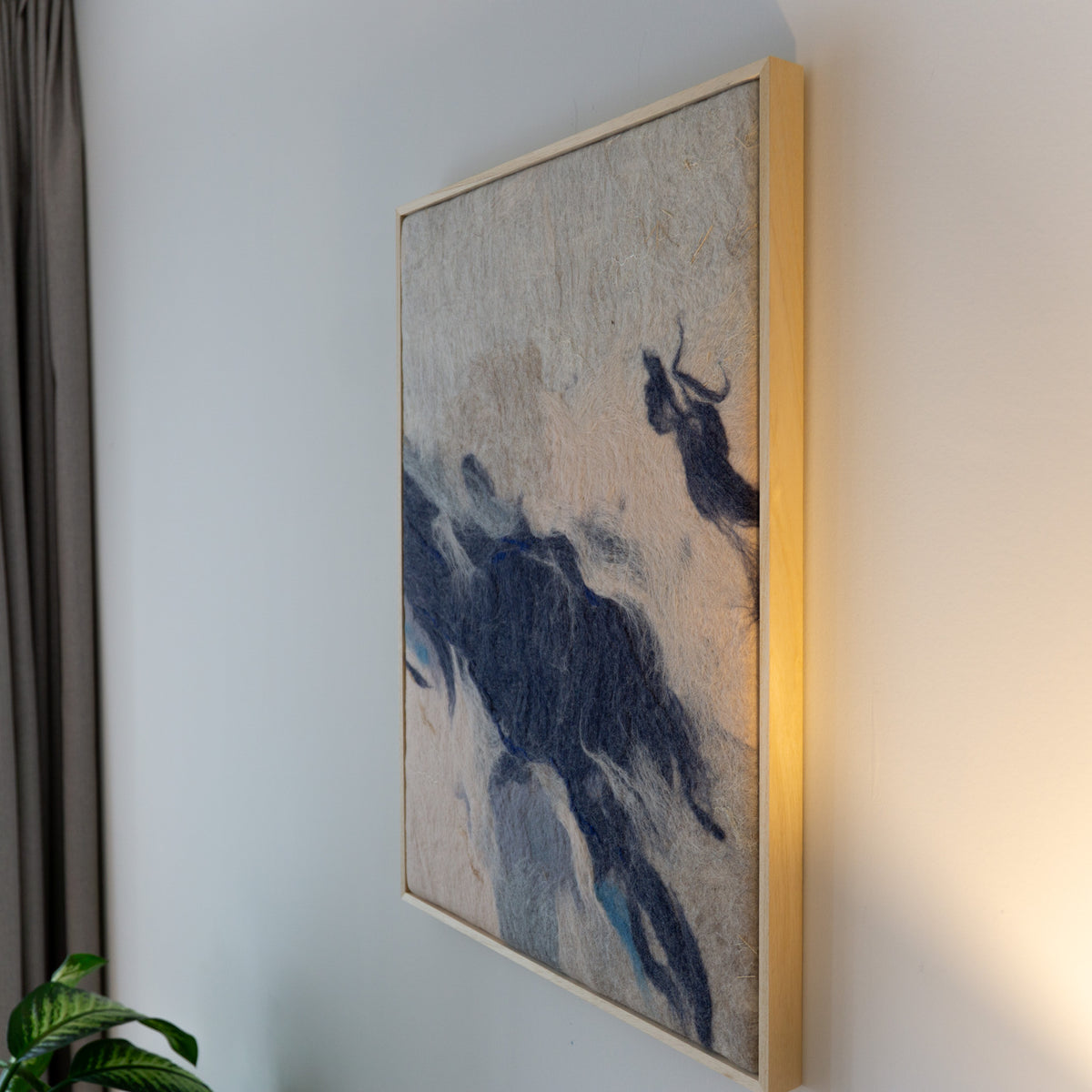 Zijaanzicht van What time leaves behind 01 in een lichte houten baklijst.